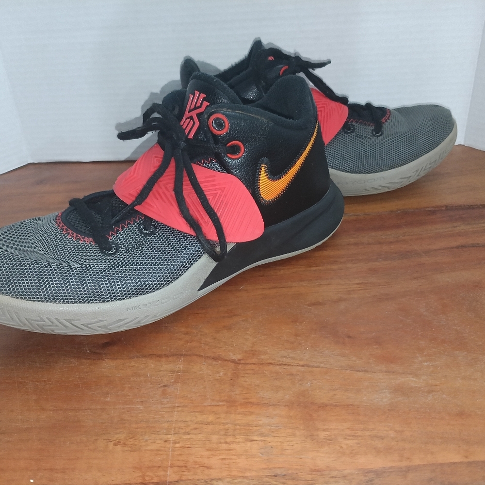 Nike Kyrie Flytrap 2 Men’s Basketball Shoes Size 8